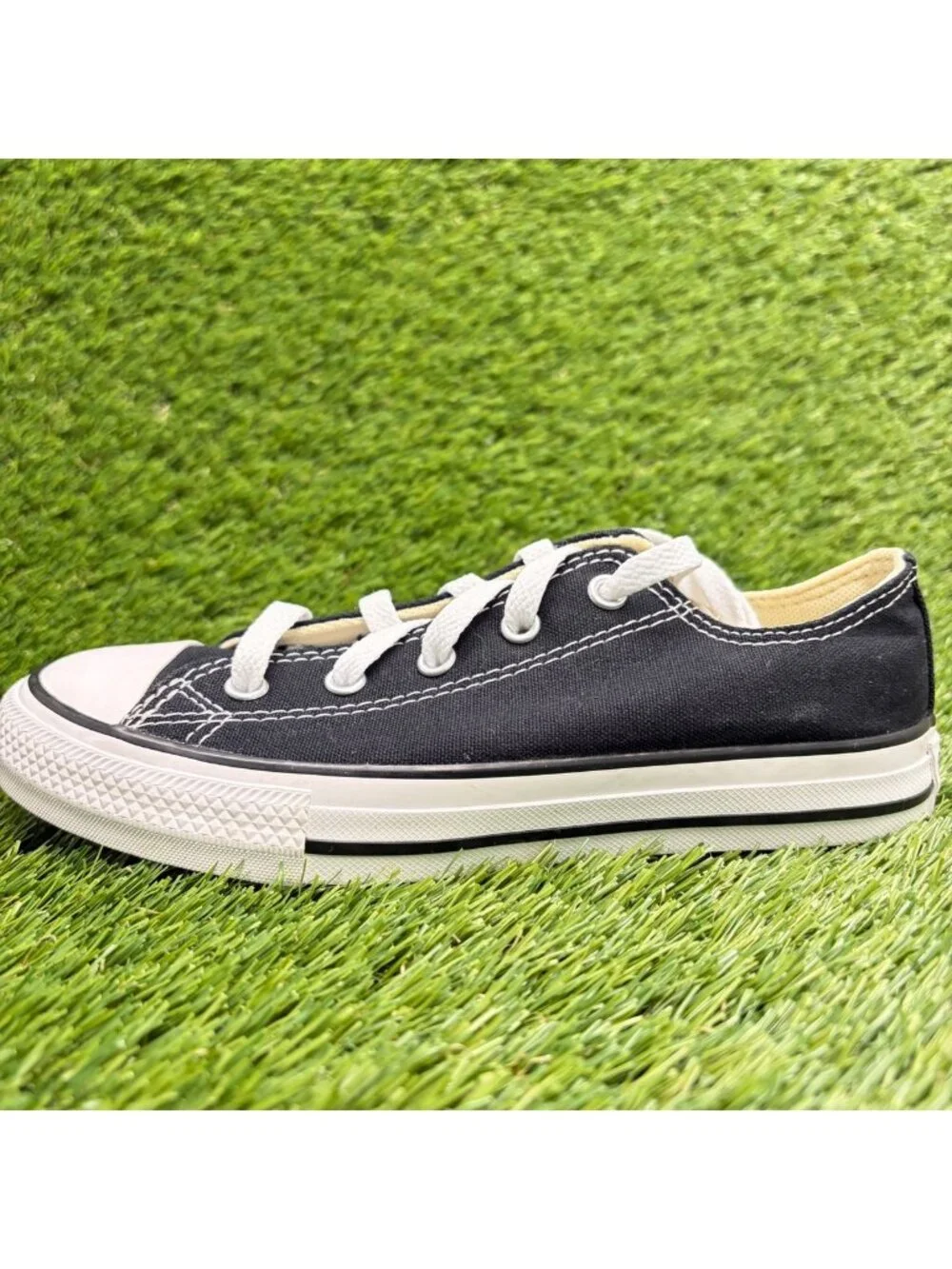 Converse Chuck Taylor All Star Low Boys Size 2Y Black Athletic Shoes Sneakers
